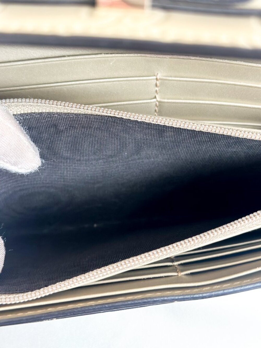 Gucci Guccissima Bow Continental Wallet Gold Metallic - Picture 15 of 16